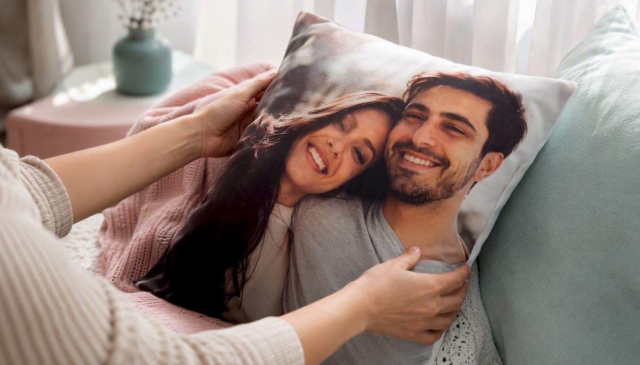 Por qué las almohadas con foto son un regalo romántico